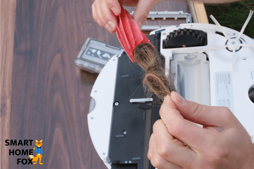 Волосы удалены с резиновой щётки Roborock S7